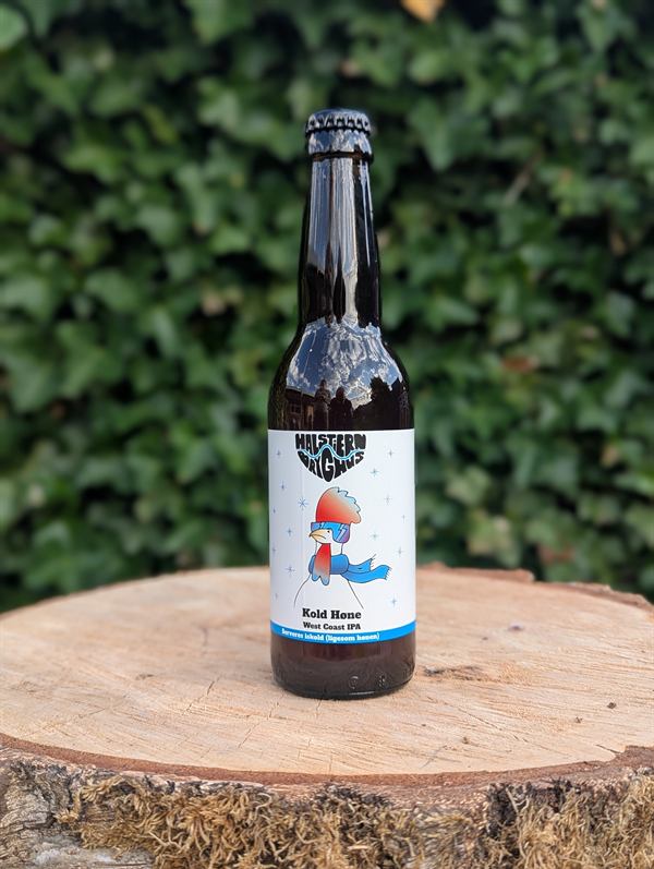 Flaske med Kold Høne West Coast IPA fra Halstiern Bryghus på en træstub
