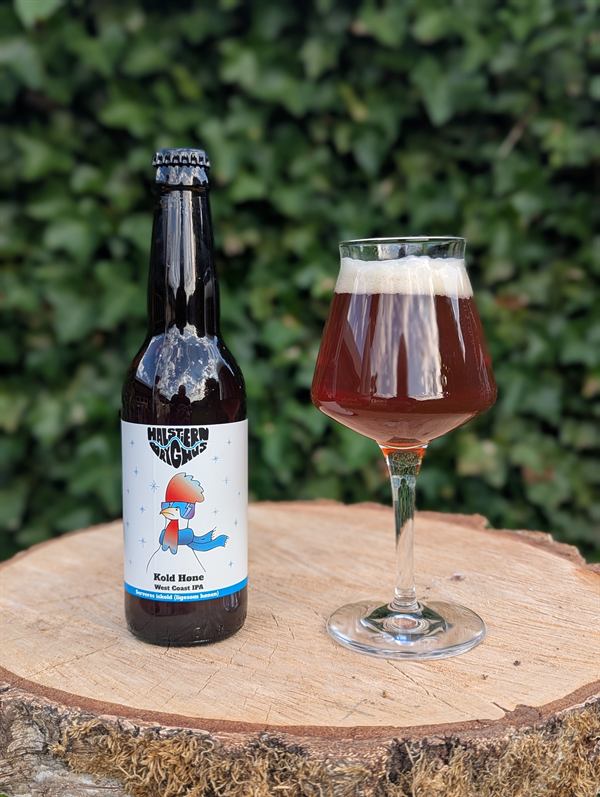 Kold Høne skænket i glas med flasken ved siden af