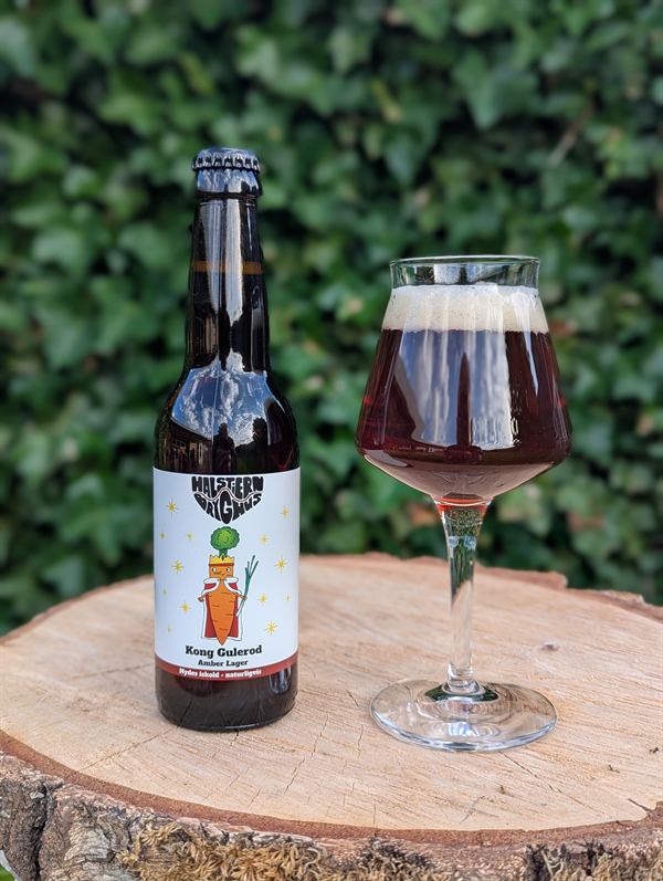 Kong Gulerod skænket i glas med flasken ved siden af
