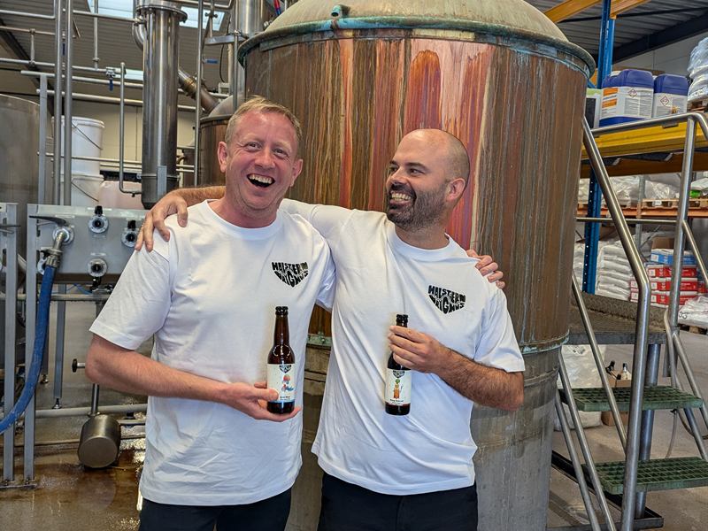 Carsten og Michael fra Halstiern Bryghus med Kold Høne og Kong Gulerod foran kobberkedlen hos Randers Bryghus